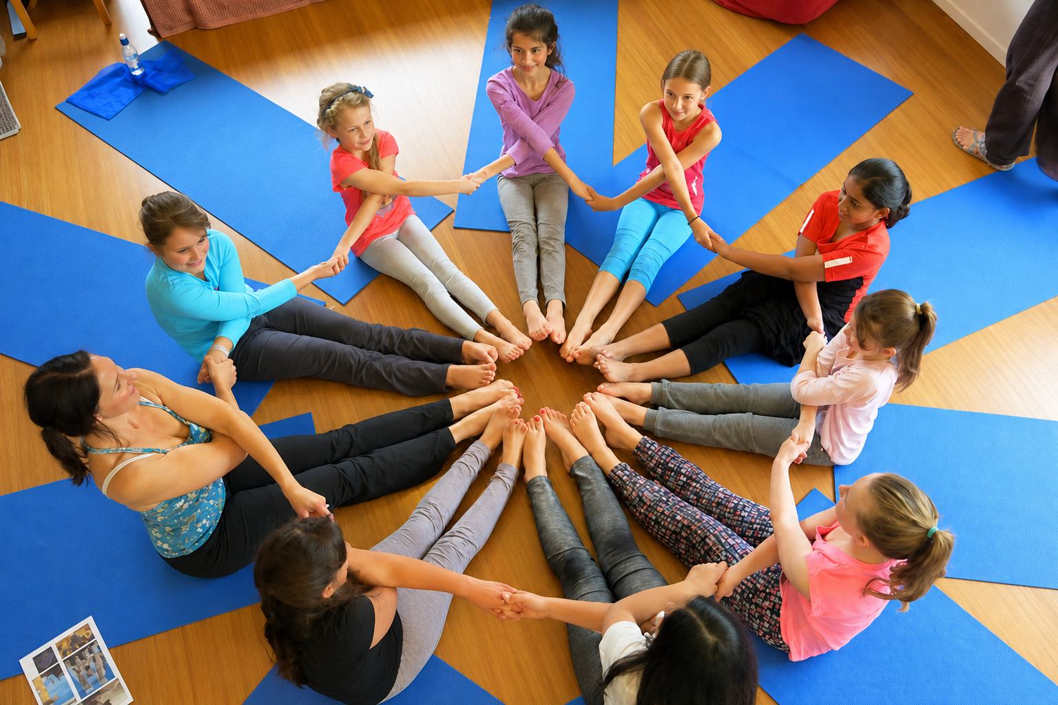 Crianças fazendo mandala humana Playoga