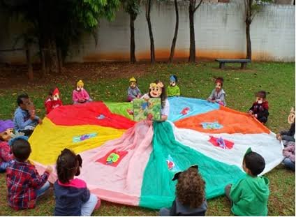Contação de histórias com crianças em uma aula Playoga