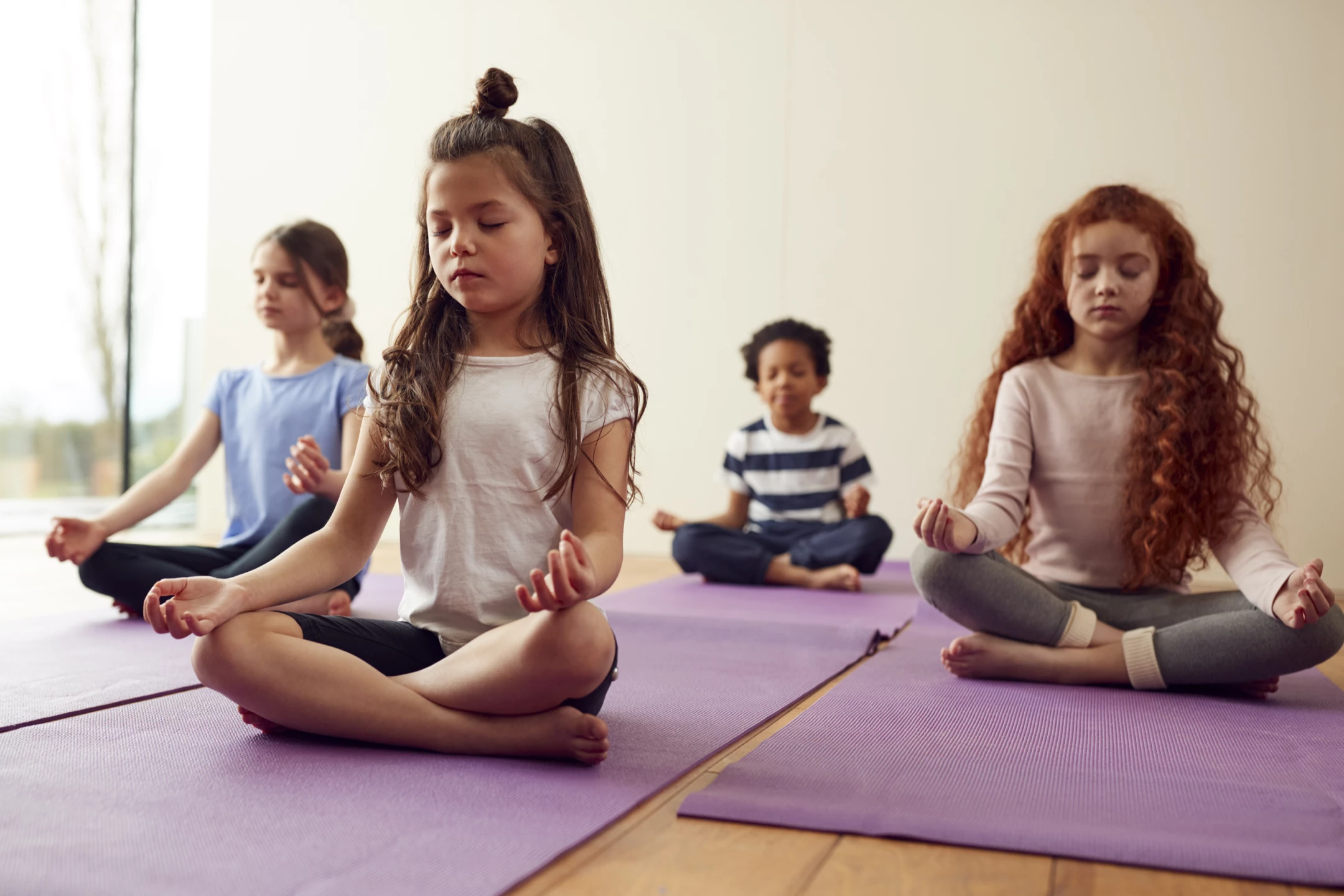 Criança em momento de respiração e relaxamento na Playoga