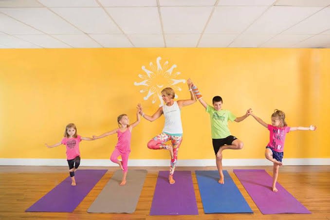 Crianças em prática de movimento durante uma aula Playoga